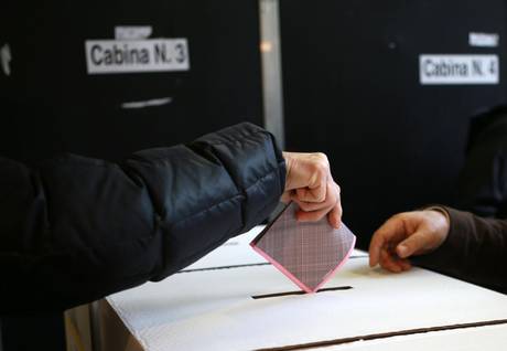 ELEZIONI: ITALIANI AL VOTO, AFFLUENZA IN LEGGERO CALO