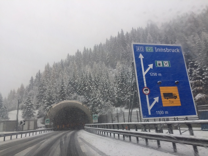 Nevica in Alto Adige al confine con l'Austria, corsie autostrada A22 innevate