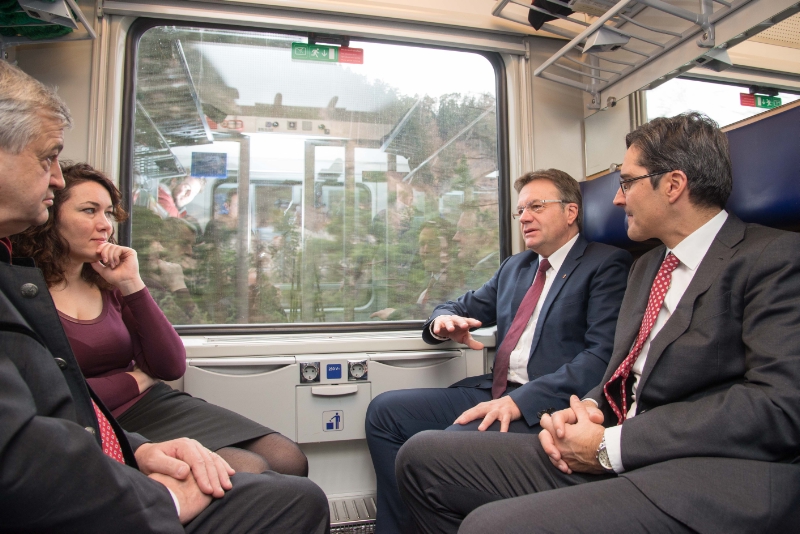 Assieme a bordo dei nuovi treni diretti: i presidenti Kompatscher Platter con gli assessori Felipe e Mussner